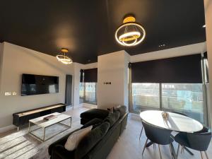 Modern Penthouse 2 Bed Steps to Station