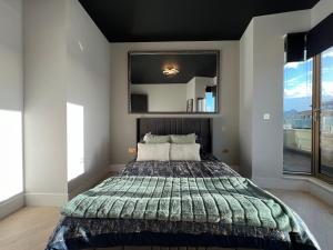 Modern Penthouse 2 Bed Steps to Station