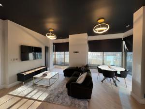 Modern Penthouse 2 Bed Steps to Station