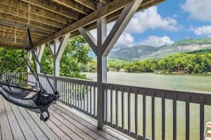 4BR Lakefront Dock Boat Rental Free Tix