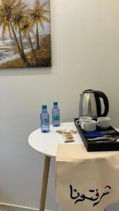 Modern & Close to Airport Apartment مسكن عصري بالقرب من المطار غرفة و صالة