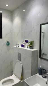 Modern & Close to Airport Apartment مسكن عصري بالقرب من المطار غرفة و صالة