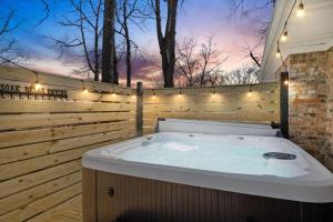 Sleep16-Close2NRG-KingBed-GameRm-HotTub-FencedYard