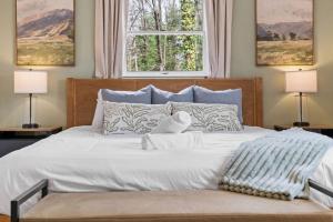 Sleep16-Close2NRG-KingBed-GameRm-HotTub-FencedYard