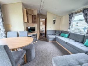 Lovely 8 Berth Caravan Nearby Scratby Beach In Norfolk Ref 50021F