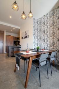 Luxury 27th-Floor Condo near Historic Downtown