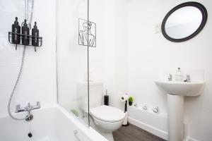 Contemporary 2BR Retreat - Fast WiFi, Smart TV & Steps from Station!