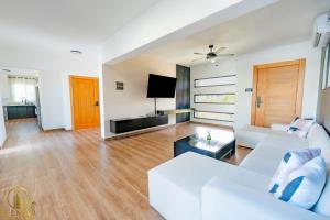 Luxurious 5-bedroom Villa Near Santa Fe