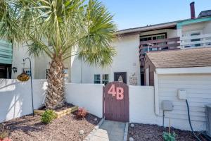 NEW Spacious 2 BR Short Walk to the Beach Private