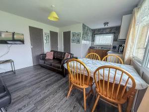 Lovely 6 Berth Chalet In Hemsby Nearby Great Yarmouth Ref 73106F