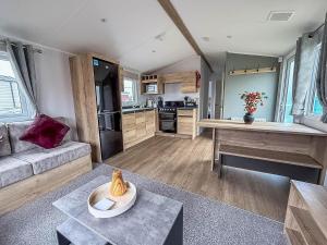 Modern 8 Berth Caravan With Near To Scratby Beach At Cali Cliffs Ref 50010Ae