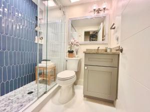 THE GREEN ROOM - Peaceful Poolside Studio at Historic Residence, 24x7 Reception, Parking Spot