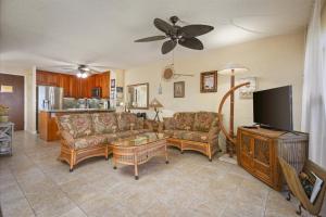 Top Floor Oceanfront Condominium in Kailua-Kona
