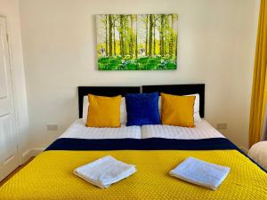 London Studio Apartments, Private Bathroom, Kitchenette, Parking, NP4