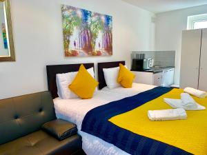 London Studio Apartments, Private Bathroom, Kitchenette, Parking, NP3