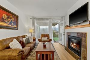 Lakeside luxury with hot tub and pool