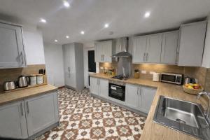 Sleeps 8 Four Bed Contractor Group House Corby Parking