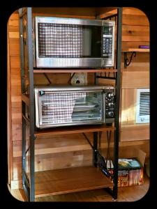 Nanooks Retreat- Pet Friendly Rustic Cabin with AC