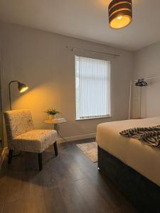 Stylish 2 bed home in St Helens by Lyx Stays, Ideal for Contractors, Weekend Getaways and Business Travellers - with Free Parking