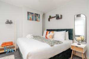 Stylish 2 bed home in St Helens by Lyx Stays, Ideal for Contractors, Weekend Getaways and Business Travellers - with Free Parking