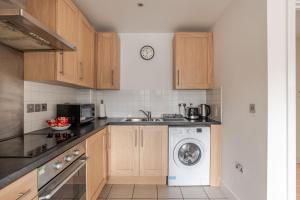 Spacious 2 Bedrooms Apartment In Stratford