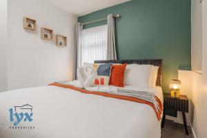 Stylish 2 bed home in St Helens by Lyx Stays, Ideal for Contractors, Weekend Getaways and Business Travellers - with Free Parking