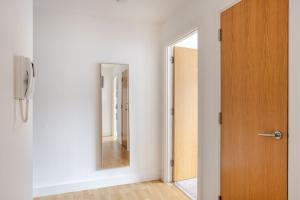 Spacious 2 Bedrooms Apartment In Stratford