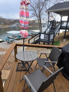 Shady Valley Lakefront Cottage