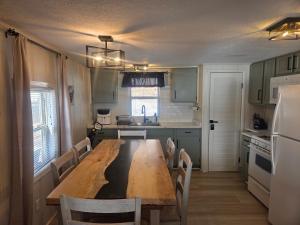Shady Valley Lakefront Cottage