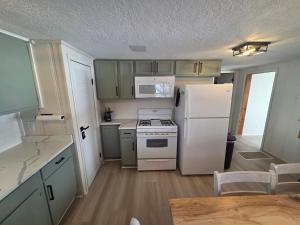 Shady Valley Lakefront Cottage