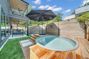 Walk to Downtown Sleeps 16 MiniPutt GameRoom