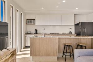 Modern 2BR with Stunning Arch and Sunset Views