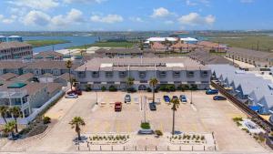 Cozy Beach Retreat Near Whitecap & Padre Island