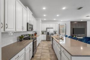 Luxury 9BR Oasis Themed Rooms & Water Park