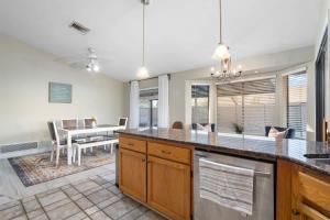 Sparkling Pool Grill Backyard Lounge Oro Valley