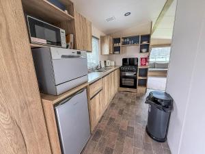 Superb 6 Caravan At Belle Aire Holiday Park Ref 00095Ba