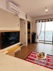 Madison Park 2 Br Bohemian walking distance central park mall