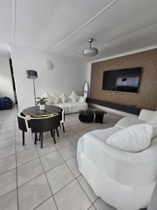 Entire Home for 6 Guests with Braai Area and Jacuzzi