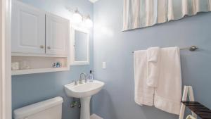 Sleeps 16 Dock Walk to Beach Balboa Fun Zone Dining Edgewater Place