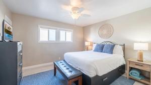 Sleeps 16 Dock Walk to Beach Balboa Fun Zone Dining Edgewater Place