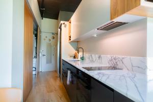 Luxury 1 bd Apartment with views of The Shrine