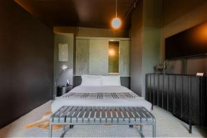 Luxury 1 bd Apartment with views of The Shrine