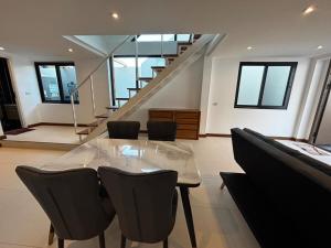 Nomad Work-Friendly Townhouse