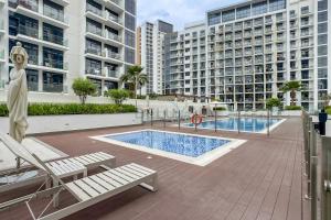 Sophisticated Studio Getaway, Minutes Drive to Iconic Dubai Landmarks - Azizi Riviera 45, Al Merkadh by Deluxe Holiday Homes