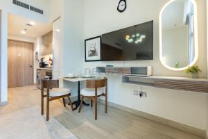 Sophisticated Studio Getaway, Minutes Drive to Iconic Dubai Landmarks - Azizi Riviera 45, Al Merkadh by Deluxe Holiday Homes