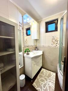 S-HOUSE Avrig, Apartament spatios cu 2 dormitoare, curte, bucatarie, terasă și parcare privată aproape de Sibiu