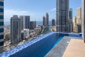 Mira Holiday Homes - Brand New Modern 1 BR in Marina Living