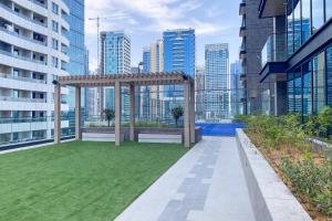 Mira Holiday Homes - Brand New Modern 1 BR in Marina Living