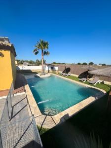 Chalet con piscina privada Lugar tranquilo con Palmeras