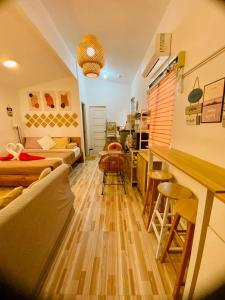 Olango Island - S&E-2 Tiny Guest House Fully Furnished with Hot Shower, Washer, Wi-Fi, Netflix & King-size Bed